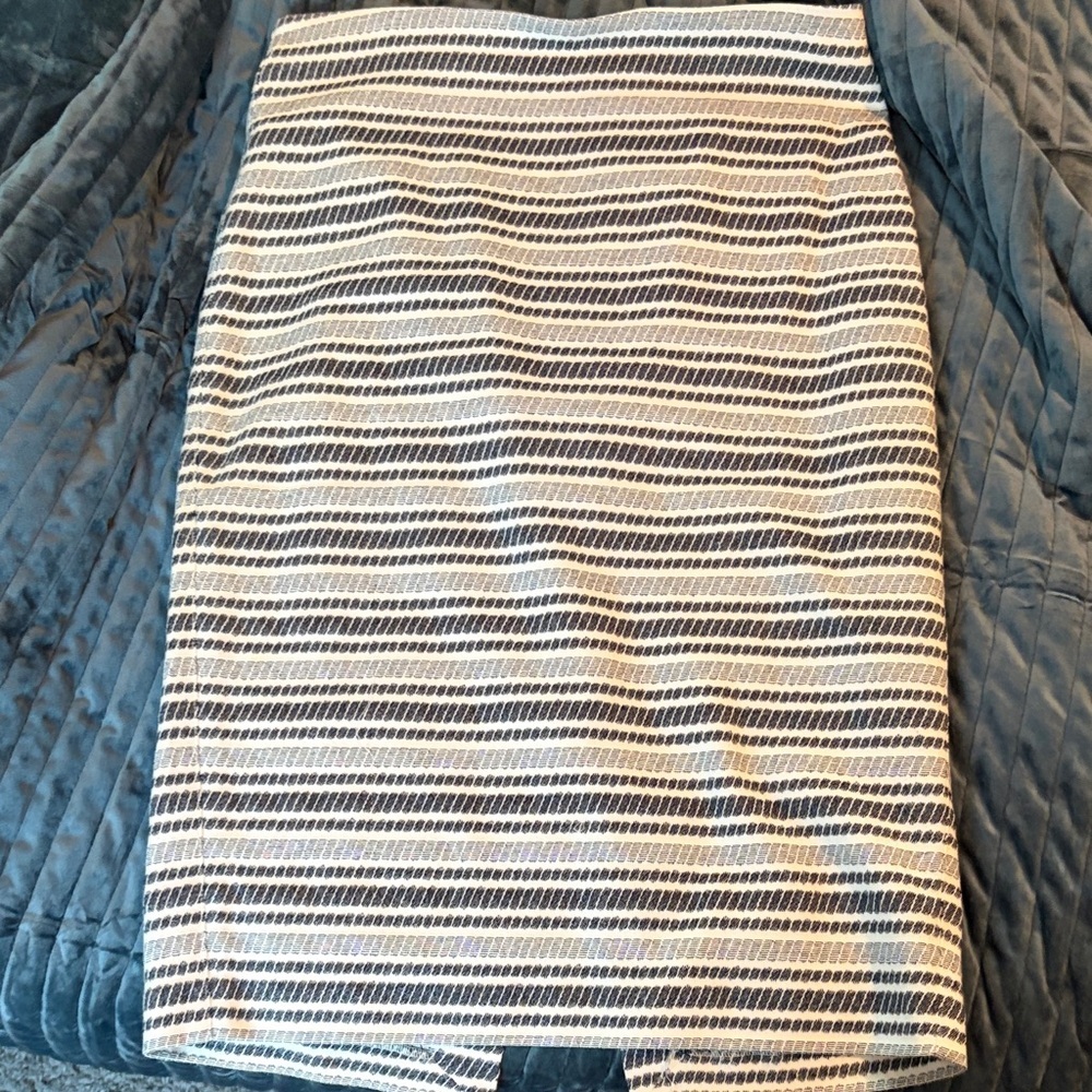 Ann Taylor Textured Stripe Pencil Skirt | Size 10 | Workwear Classic - Picture 2 of 6